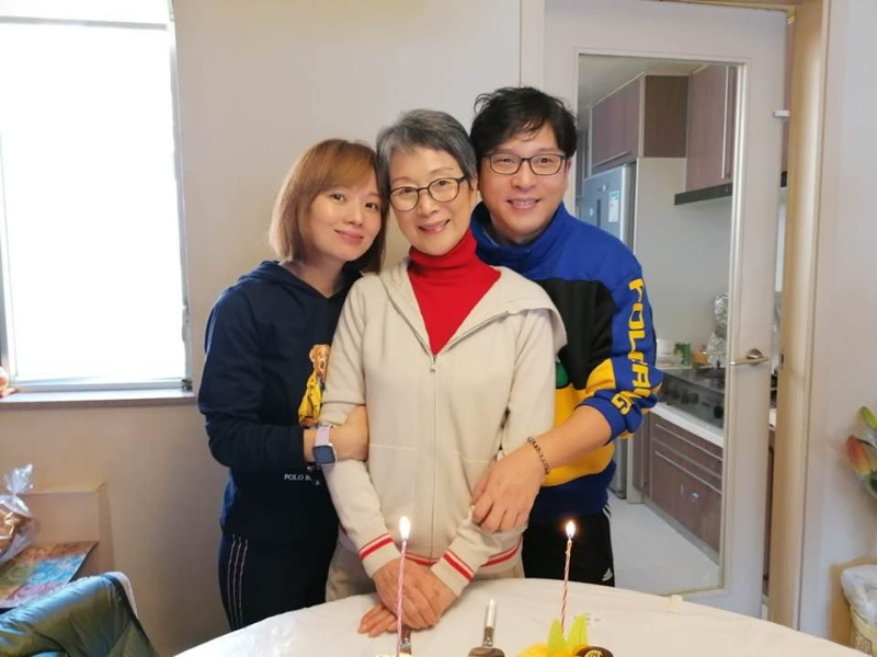 陈宝珠昨日迎来78岁生日，她的儿子杨天经在FB分享妈妈的生日照。 照片意外摄入陈宝珠的寓所环境。