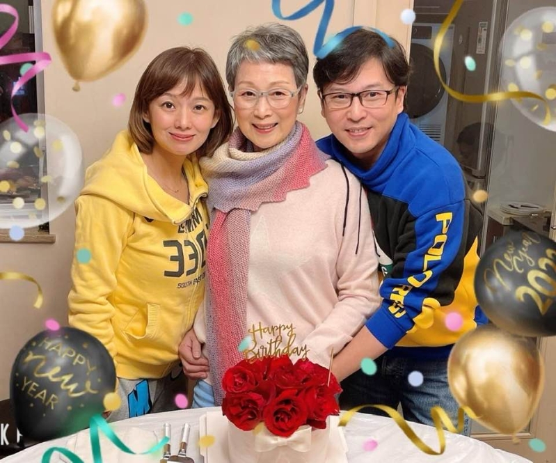 杨天经去年与今年穿上同一件卫衣跟妈妈陈宝珠庆生。