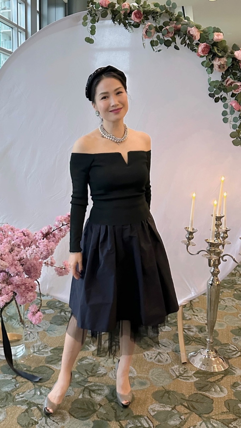 袁彩云精通5种语言,2009年结婚后与丈夫定居温哥华。 袁彩云精通5种语言,2009年结婚后与丈夫定居温哥华。