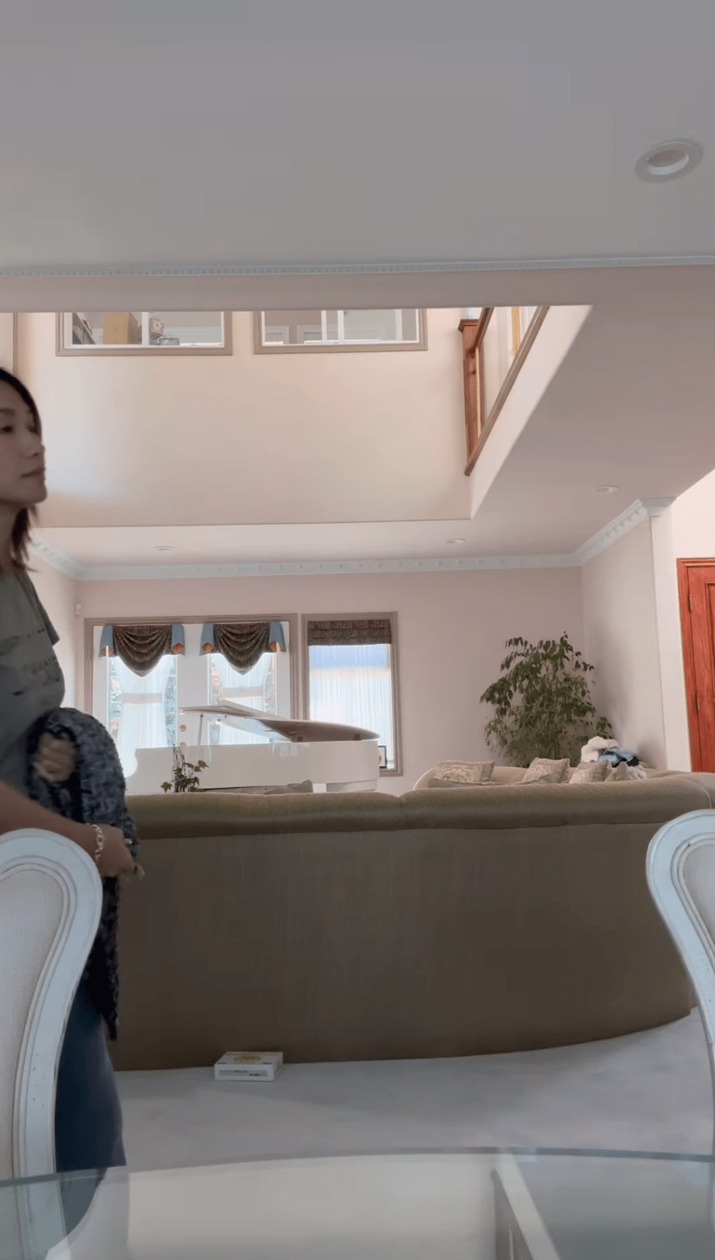 客厅设置U形超大梳化,目测至少可坐10人,靠窗位置摆放了一部白色三角钢琴,另一边则是饭厅。 客厅设置U形超大梳化,目测至少可坐10人,靠窗位置摆放了一部白色三角钢琴,另一边则是饭厅。