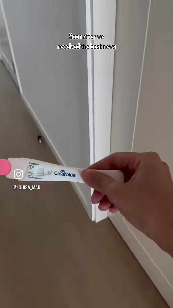 片段中首次公开盛劲为得知成为爸爸的一刻,麦明诗当时身穿运动服,在厕所拿着验孕棒展露出幸福甜笑,并跑入睡房转告喜讯。 片段中首次公开盛劲为得知成为爸爸的一刻,麦明诗当时身穿运动服,在厕所拿着验孕棒展露出幸福甜笑,并跑入睡房转告喜讯。