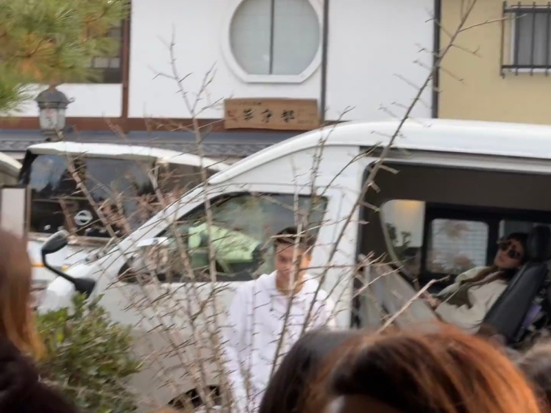 日前何猷君和奚梦瑶，于京都被网民捕获，并上载于小红书上(3日)。片中所见奚梦瑶正舒适地摊坐于车上。