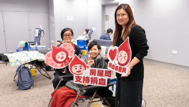 何永贤与逾130同事卷起衣袖齐捐血。 何永贤与逾130同事卷起衣袖齐捐血。