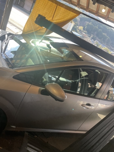 私家车车头插入铺内。 X 私家车车头插入铺内。 X