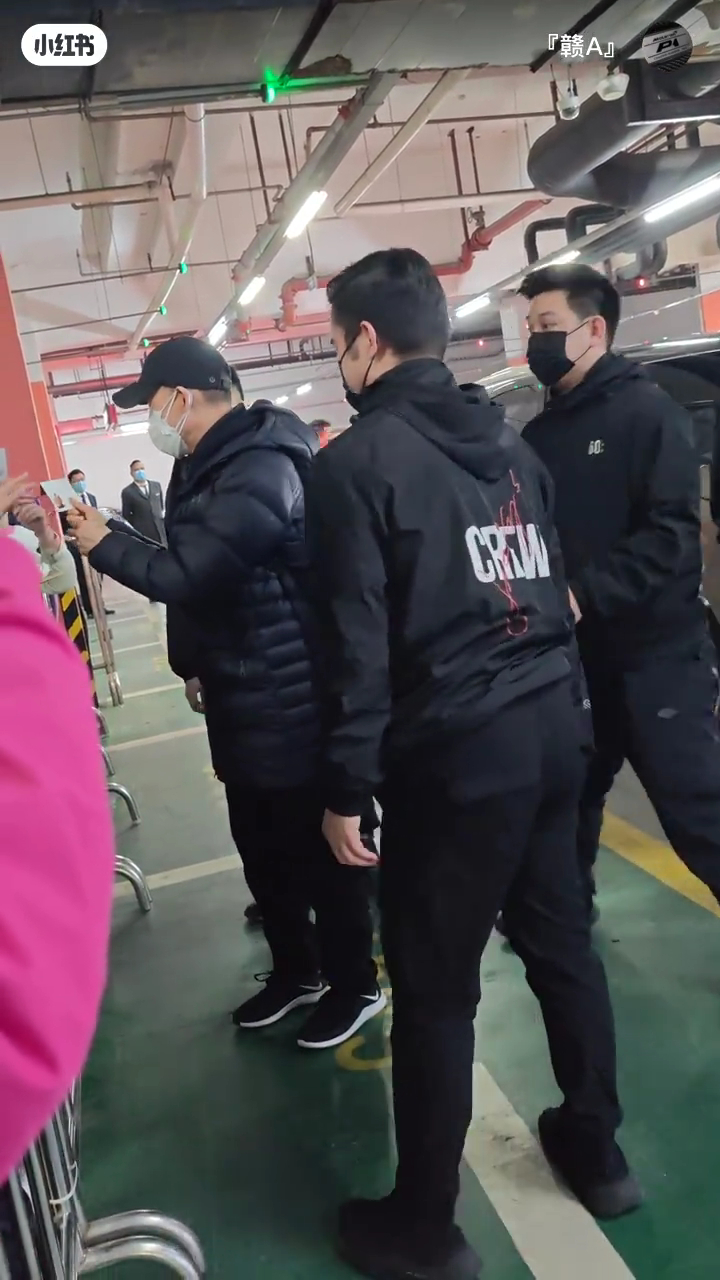 张学友日前于南昌市举行完演唱会,歌迷苦候了5小时,终于在停车场等到偶像。 张学友日前于南昌市举行完演唱会,歌迷苦候了5小时,终于在停车场等到偶像。