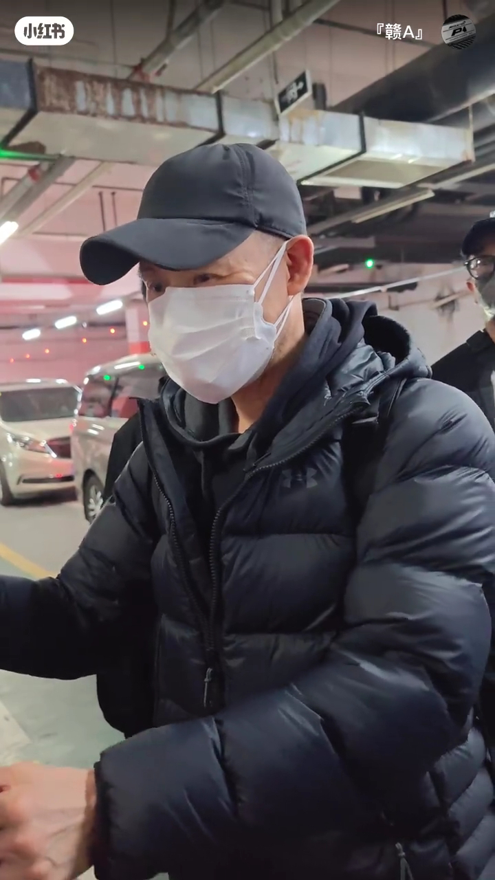 张学友戴帽戴上口罩,反应有点迟缓。 张学友戴帽戴上口罩,反应有点迟缓。