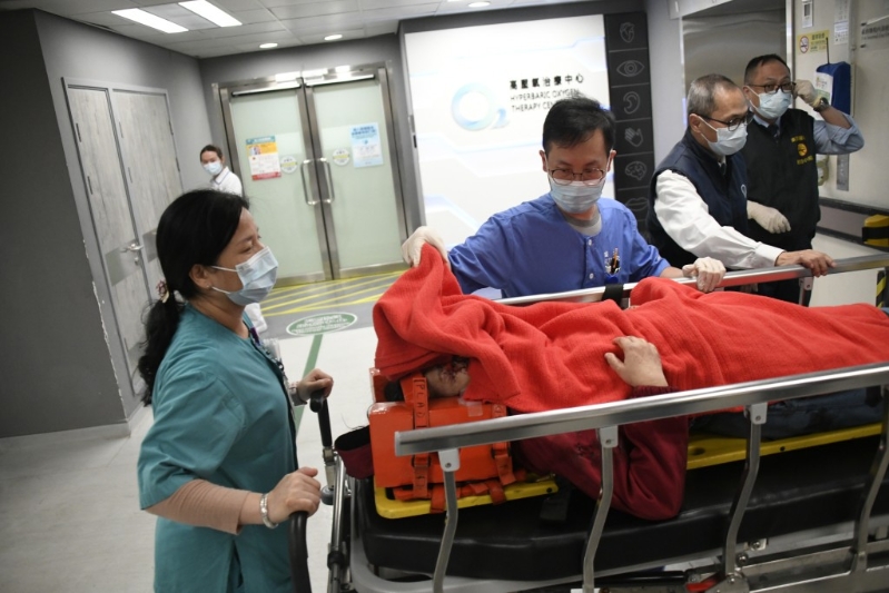 一名内地游客的女工人在西贡东坝远足期间，意外失足堕进石隙间，头部受伤流血。