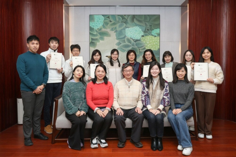 校长李子建教授为先导课程学生颁发证书