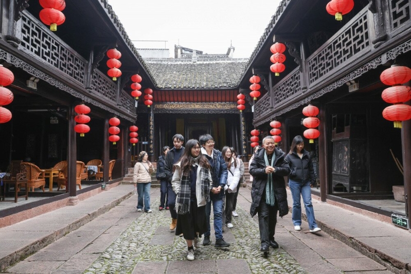 吉首大学沈从文研究所所长何小平教授（前右）为学生导览