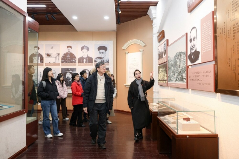 参观第一师范校史展厅