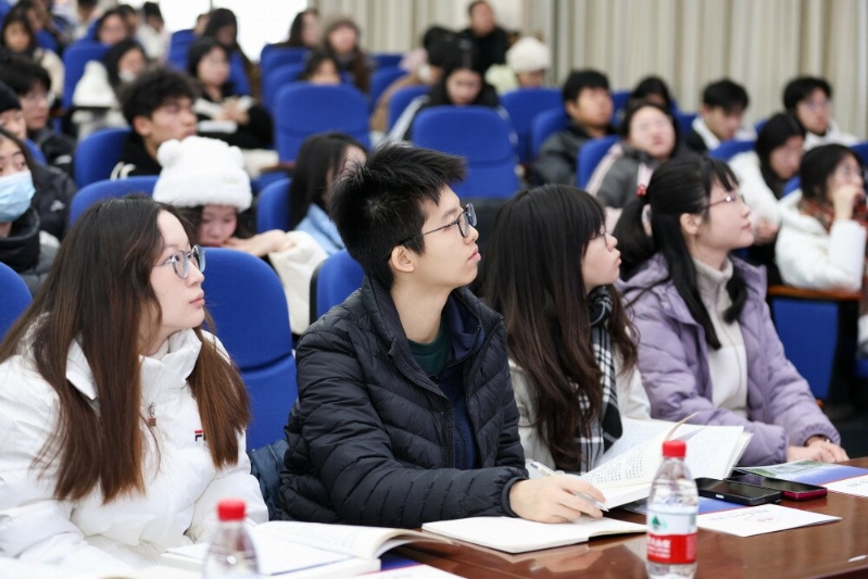 教大学生上大思政课