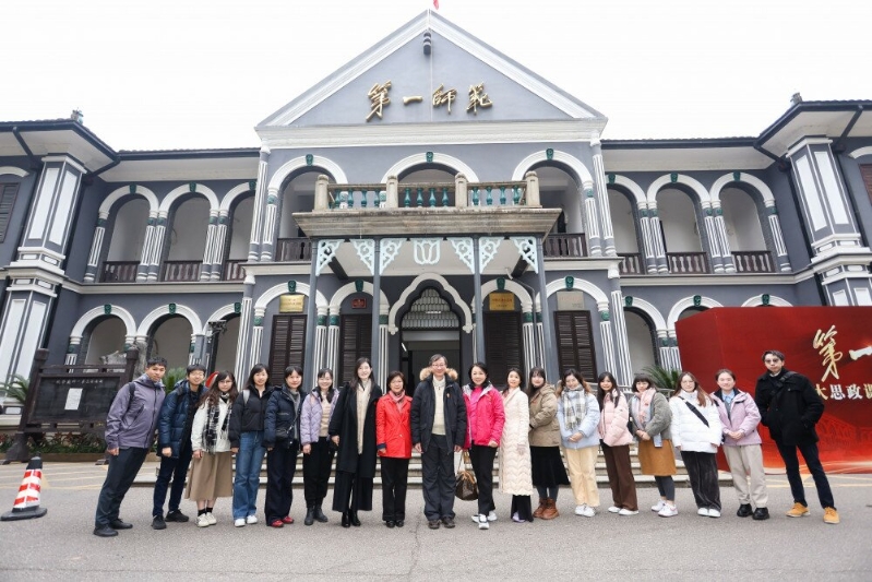 教大校长、教职员与学生在第一师范旧校舍前合照