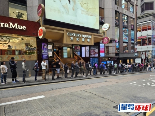 中环士丹利街投注站外排队人龙。 中环士丹利街投注站外排队人龙。