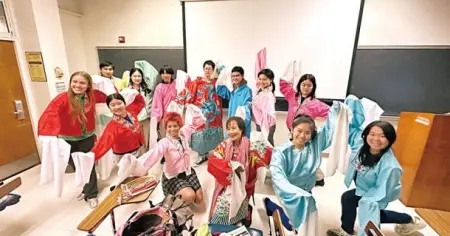 张敬珏与学生一起学习粤剧,学而时乐之。 张敬珏与学生一起学习粤剧,学而时乐之。