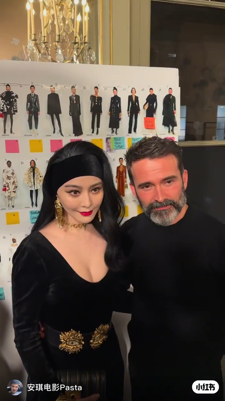 范冰冰于外地疑似出席发布会,其扮相妆容再次成为焦点。 范冰冰于外地疑似出席发布会,其扮相妆容再次成为焦点。