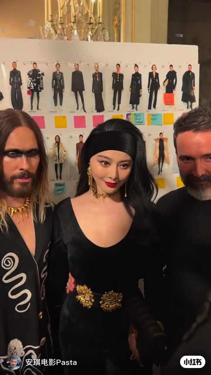 范冰冰和两位外籍人士合照。 范冰冰和两位外籍人士合照。