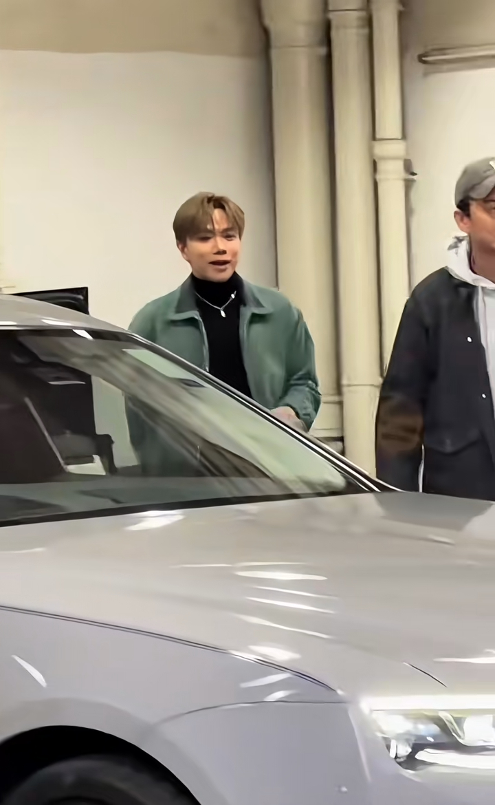 贵为乐坛一哥的张敬轩,近日被网民拍到换了一架价值约700万的风暴灰色的劳斯菜斯,展示出其无与伦比的地位及财富。 贵为乐坛一哥的张敬轩,近日被网民拍到换了一架价值约700万的风暴灰色的劳斯菜斯,展示出其无与伦比的地位及财富。