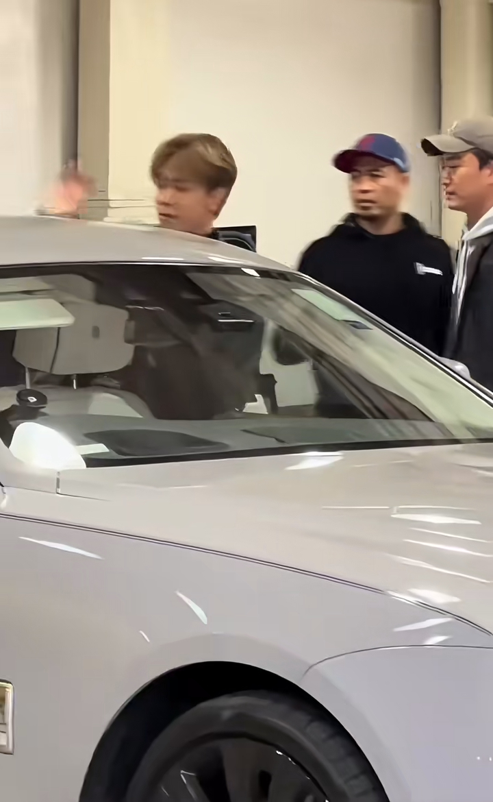 张敬轩边行边向等候他的粉丝挥手,然后开门上车。 张敬轩边行边向等候他的粉丝挥手,然后开门上车。