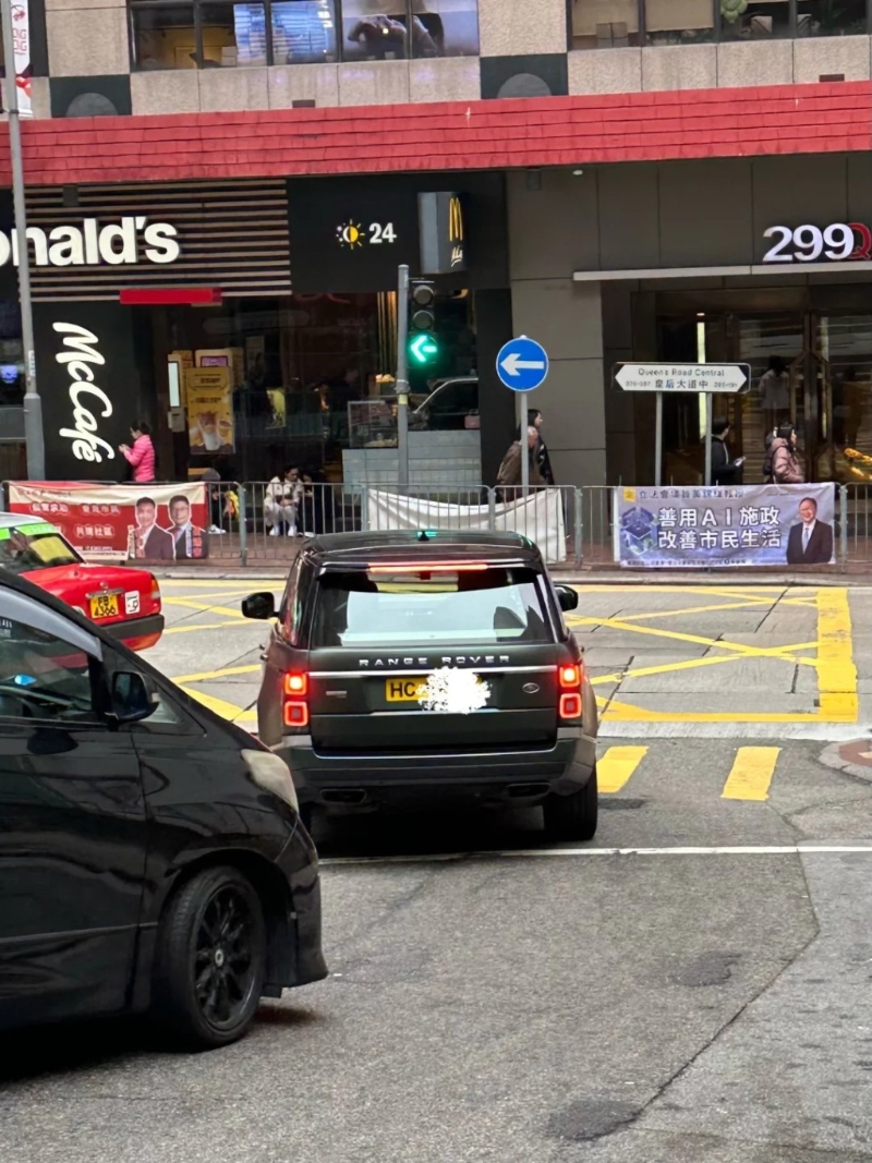 上月有网民拍到张敬轩代步的车是百多万的Range Rover。 上月有网民拍到张敬轩代步的车是百多万的Range Rover。