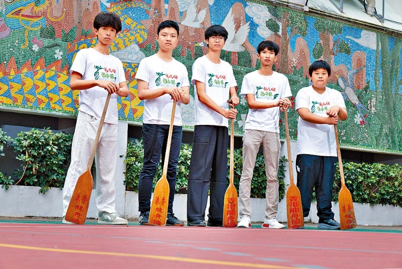 龙舟队队员黄文涛同学(2A)、李咏滔同学(6B)、梁东霖同学(6A)、江泰言同学(2A)、简振义同学(1B)相当享受龙舟队的气氛。 龙舟队队员黄文涛同学(2A)、李咏滔同学(6B)、梁东霖同学(6A)、江泰言同学(2A)、简振义同学(1B)相当享受龙舟队的气氛。