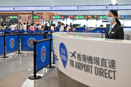 港珠澳大桥珠海公路口岸内设有“经珠港飞”前置服务柜枱。