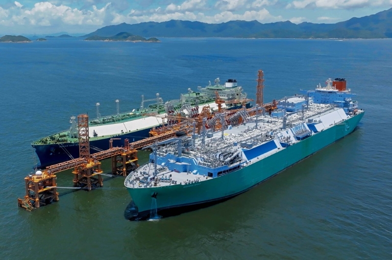 香港海上液化天然气接收站在2023年启用,为南丫发电厂提供多一个供气来源的同时,有助引入价格具竞争力的天然气。 香港海上液化天然气接收站在2023年启用,为南丫发电厂提供多一个供气来源的同时,有助引入价格具竞争力的天然气。