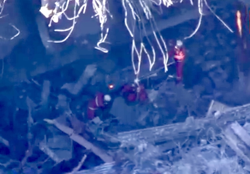 救援人员仍在营救被困在瓦砾堆中的人。 日本新闻截图