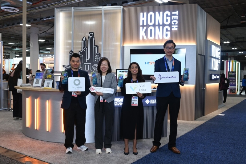 荣获「CES 创新类 2025」的公司包括(左起)FulNatureFams、由理大及泽康科技组成的「智云行健步仪」围队、VdiLabs以及高瞻创新科技。(科技园提供) 荣获「CES 创新类 2025」的公司包括(左起)FulNatureFams、由理大及泽康科技组成的「智云行健步仪」围队、VdiLabs以及高瞻创新科技。(科技园提供)