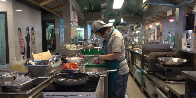 34岁在「厨尊」负责切菜的Carol婴儿时期遭伯娘不当照顾导致脑出血，手术后左手无力及右眼失明。