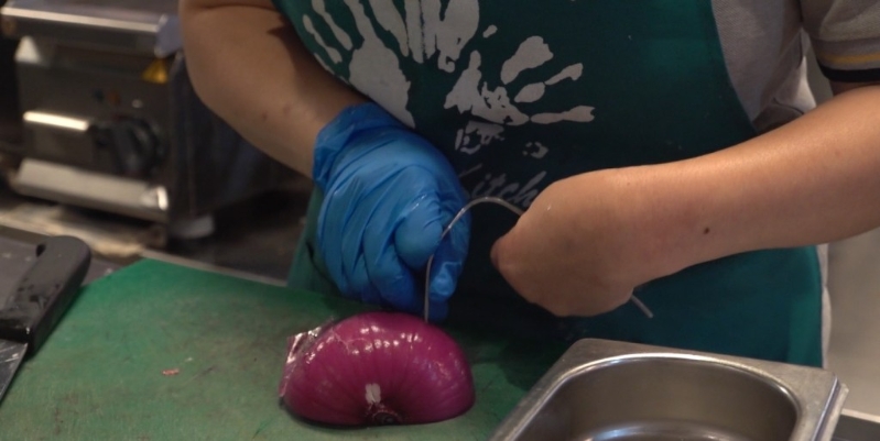 Carol左手完全不能发力，创办人许承俊按照其手形订制弯曲铁叉，让她可以放心切菜。