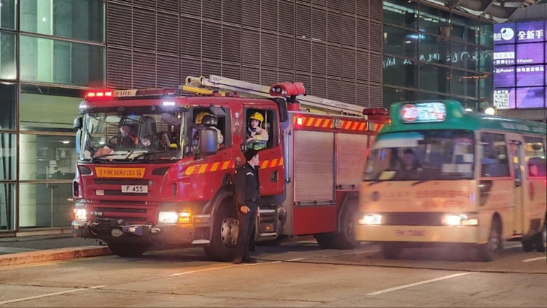 红馆外有消防车戒备。 红馆外有消防车戒备。