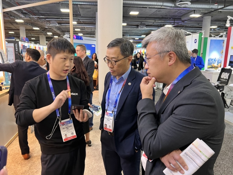 黄克强(中)及粘清泽(右)不时在现场,与香港的初创企业负责人了解情况。 黄克强(中)及粘清泽(右)不时在现场,与香港的初创企业负责人了解情况。