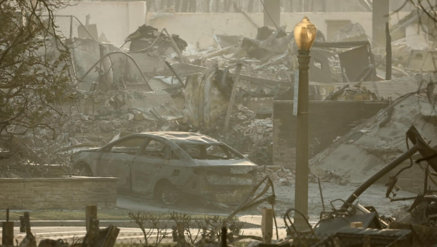 洛杉矶大火实施夜间宵禁 洛杉矶大火实施夜间宵禁