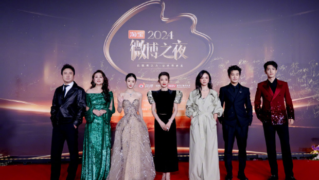 沈腾（左起）、马丽、赵丽颖、李冰冰、汤唯、黄晓明、肖战7位大咖明星一起走红毯。