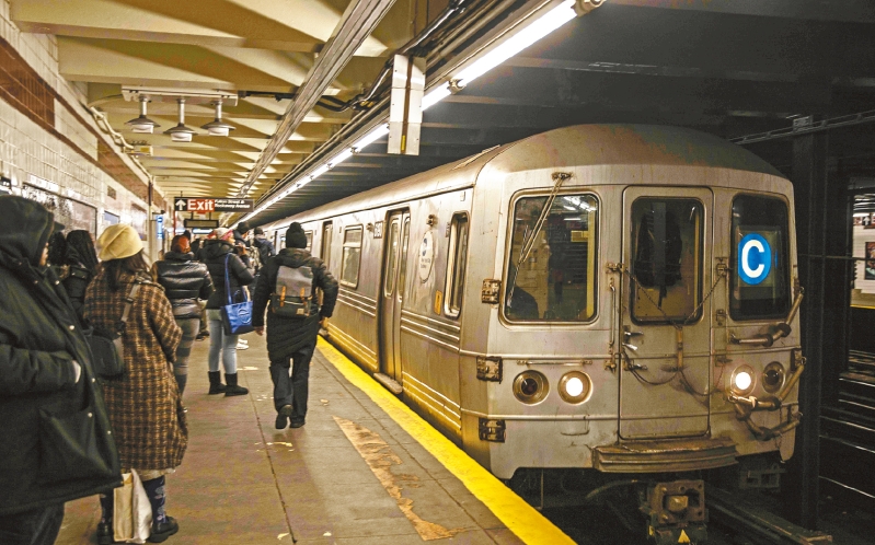 拥堵费实施后，愈来愈多通勤者选择乘坐公共交通。