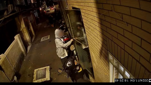 少女母亲昨天在网路上张贴女儿生前离开住处的最后身影，痛心地说“妳说妳最爱妈妈了，那为什么要弃我而去？”