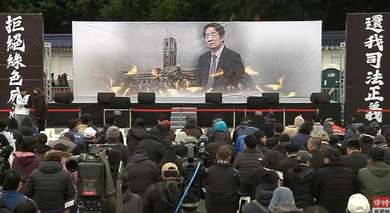 图为“111钉孤枝”现场，活动背景就是赖清德。