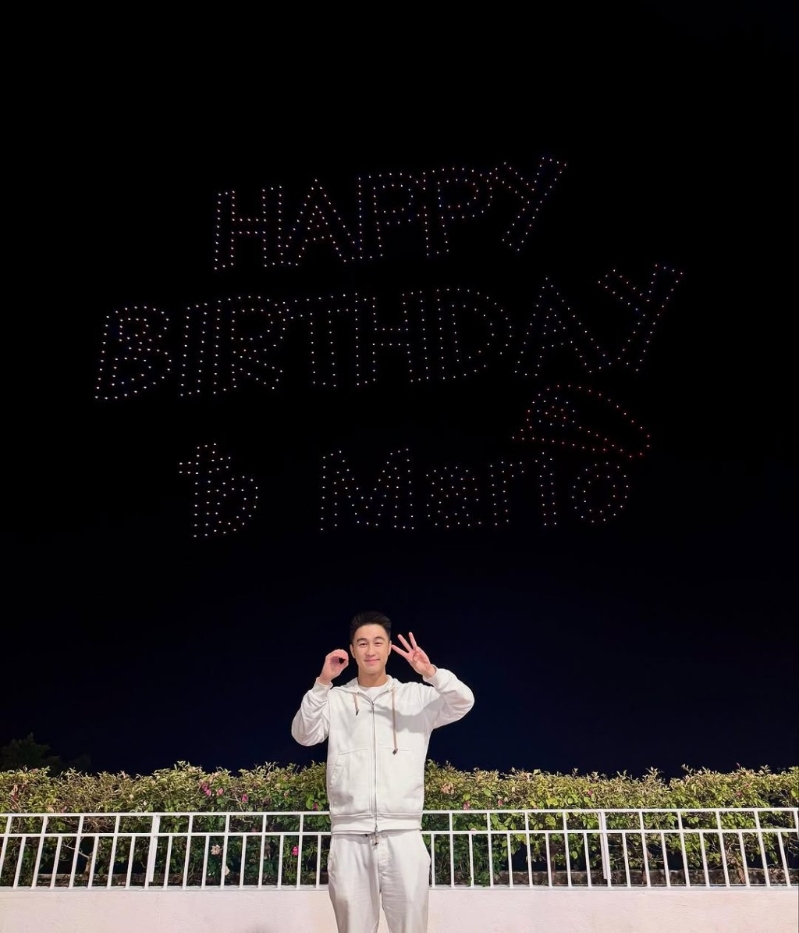 奚梦瑶安排无人机表演，何猷君开心打卡。1