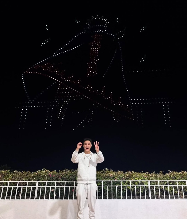 奚梦瑶安排无人机表演，何猷君开心打卡。