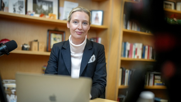 魏德尔在办公室与马斯克对话。 魏德尔在办公室与马斯克对话。