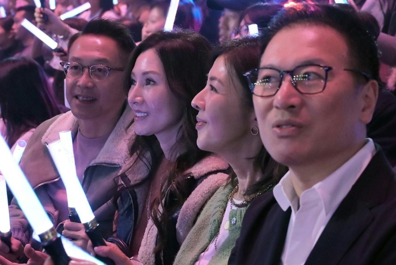 李嘉欣与老公许晋亨、胞姊李嘉明及姐夫顾毅勇四人日前一同观赏刘德华演唱会。 李嘉欣与老公许晋亨、胞姊李嘉明及姐夫顾毅勇四人日前一同观赏刘德华演唱会。