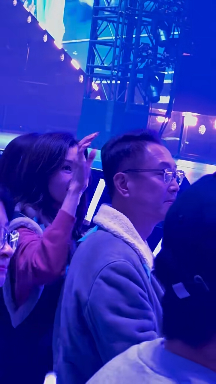 当表演期间场馆飘落大量纸碎营造气氛时,飘落在李嘉欣及许晋亨身上当表演期间场馆飘落大量纸碎营造气氛时,飘落在李嘉欣及许晋亨身上。 当表演期间场馆飘落大量纸碎营造气氛时,飘落在李嘉欣及许晋亨身上当表演期间场馆飘落大量纸碎营造气氛时,飘落在李嘉欣及许晋亨身上。