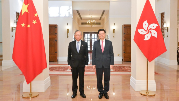 李家超(右)在礼宾府与新加坡副总理兼贸工部部长颜金勇(左)会面。政府新闻处 李家超(右)在礼宾府与新加坡副总理兼贸工部部长颜金勇(左)会面。政府新闻处