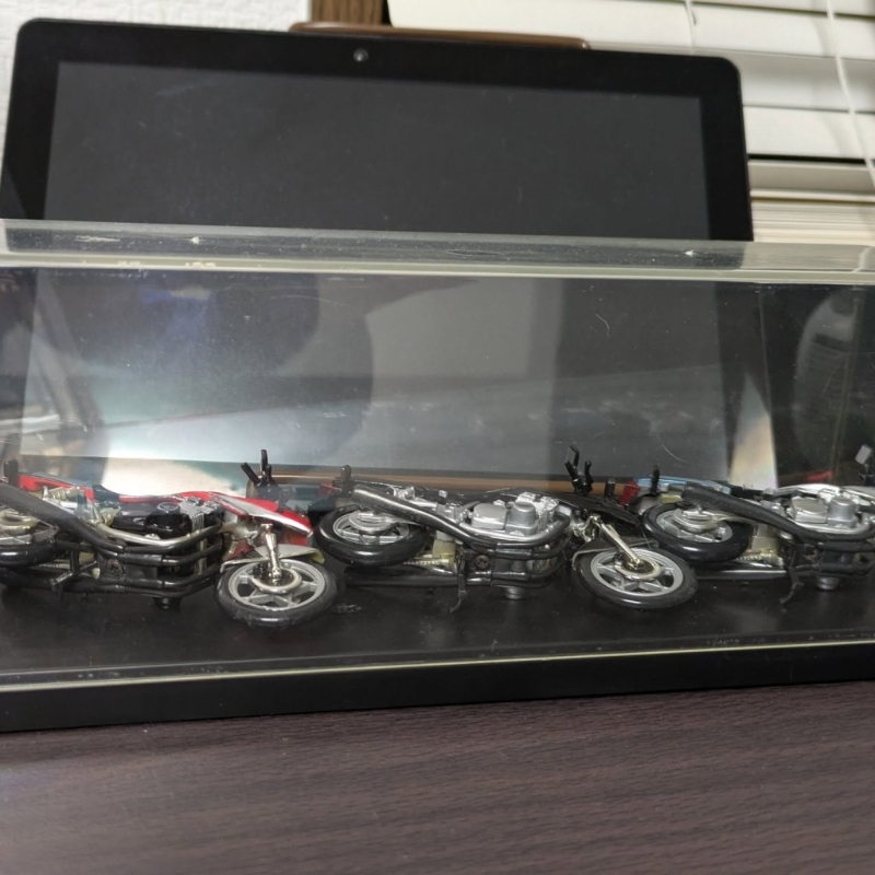 有人模型被震倒。