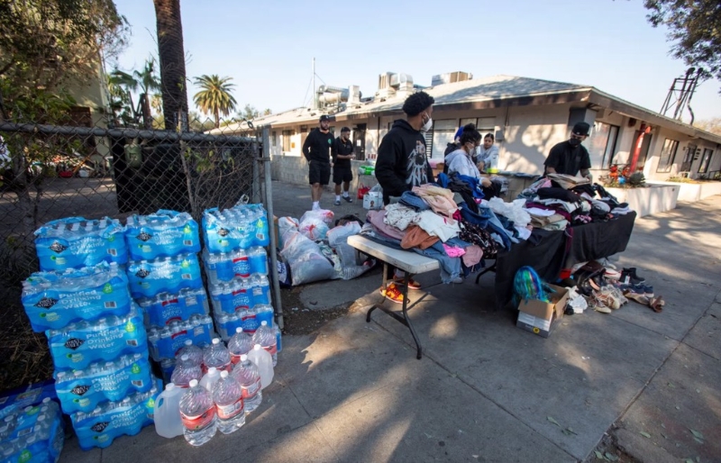 善心团体募集衣物和其他物资，分发给因火灾而失去一切的受灾户