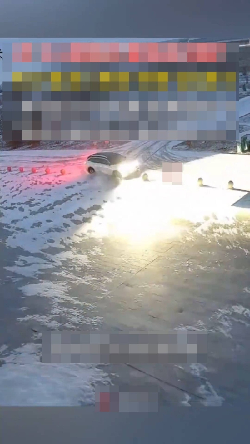 车辆撞上石趸。