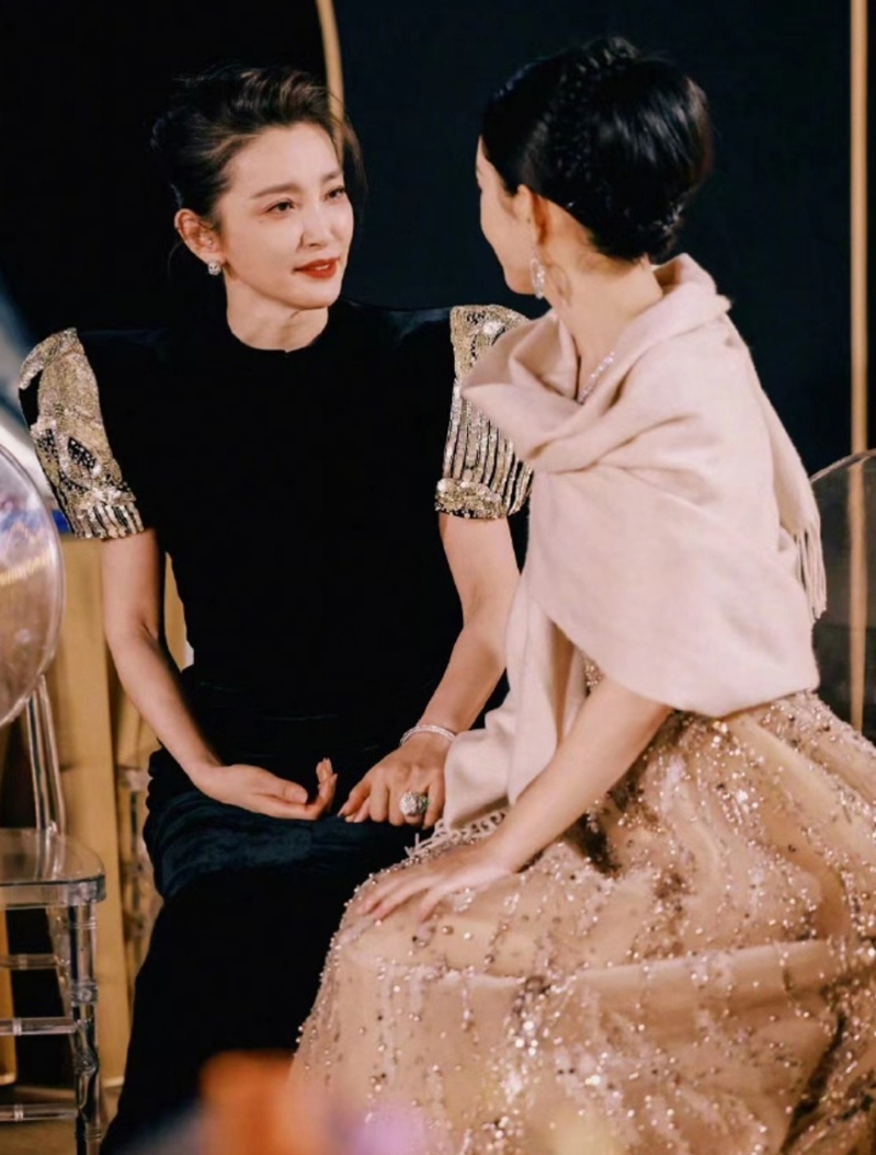 赵丽颖与李冰冰在活动上也不时交头接耳。（图／翻摄自微博）