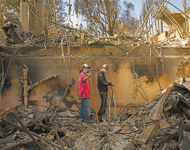 洛杉矶山火中被烧毁的房子。 洛杉矶山火中被烧毁的房子。