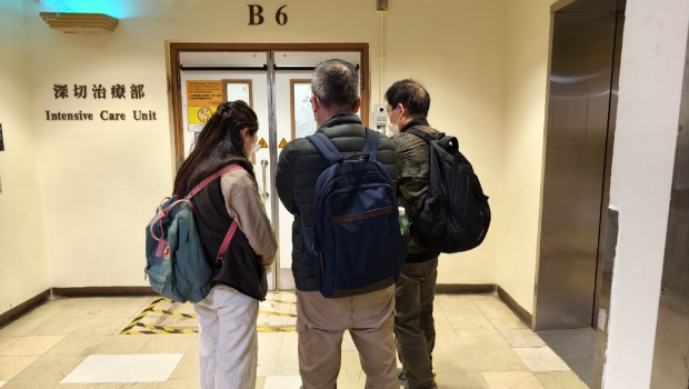 赵妇的家人今日傍晚已在病房外守候