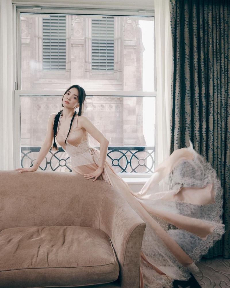 宋慧乔近年凭《黑暗荣耀》再攀事业巅峰。 宋慧乔近年凭《黑暗荣耀》再攀事业巅峰。